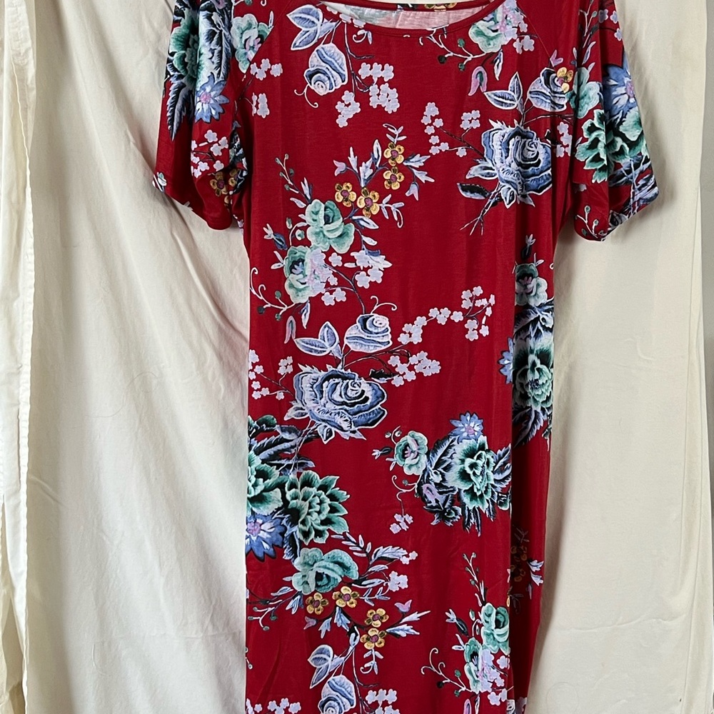 Floral Red Tshirt Midi Dress in 2X. Flowy and comfortable.